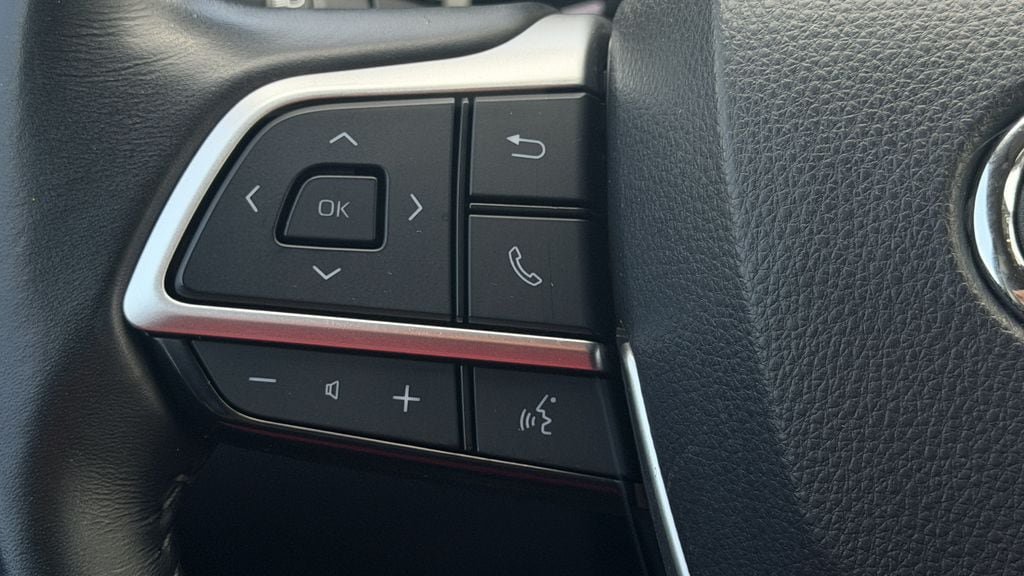 Used 2024 Toyota Highlander LE AWD/4WD image 21