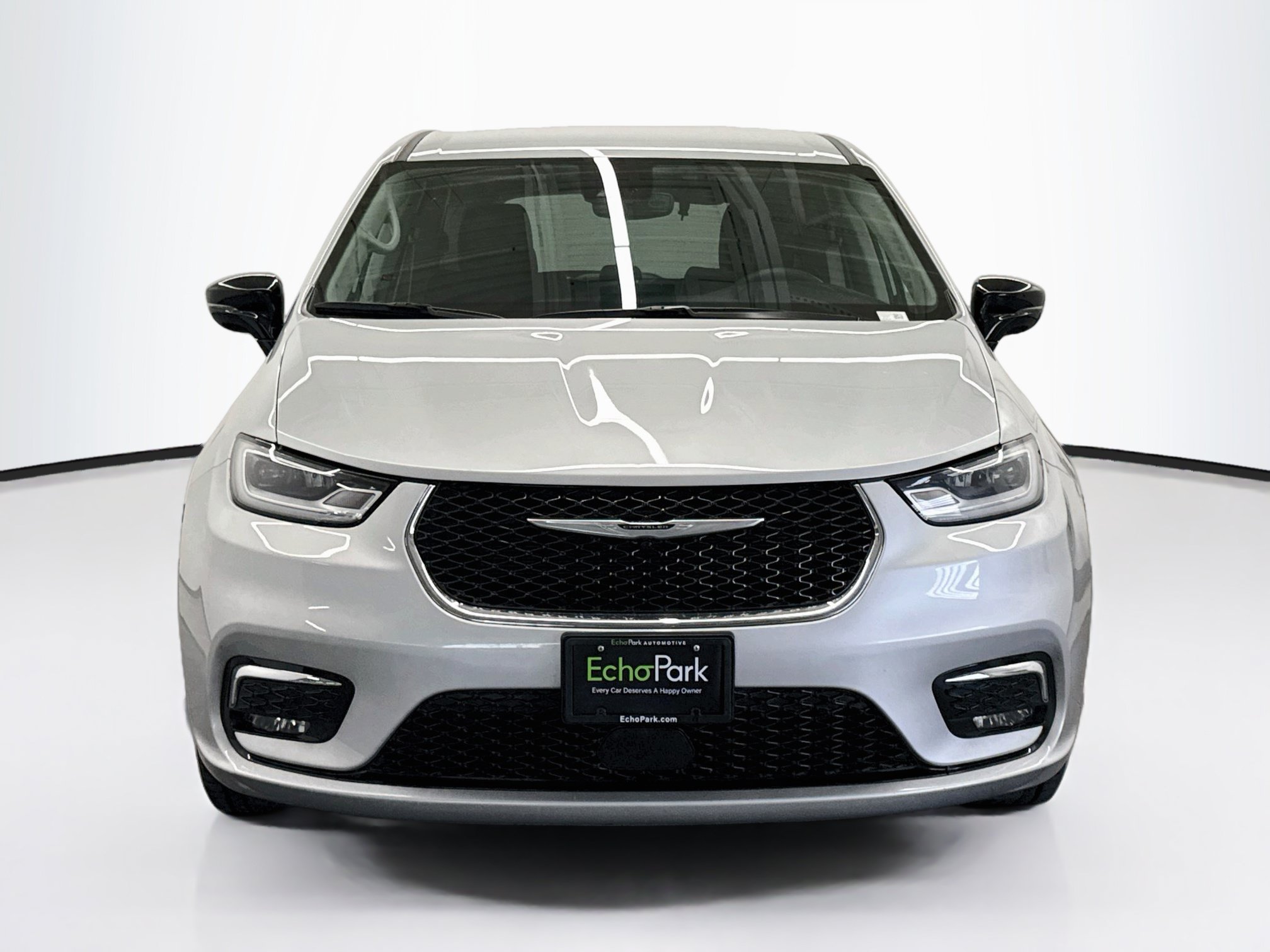 Used 2024 Chrysler Pacifica Touring-L FWD image 2