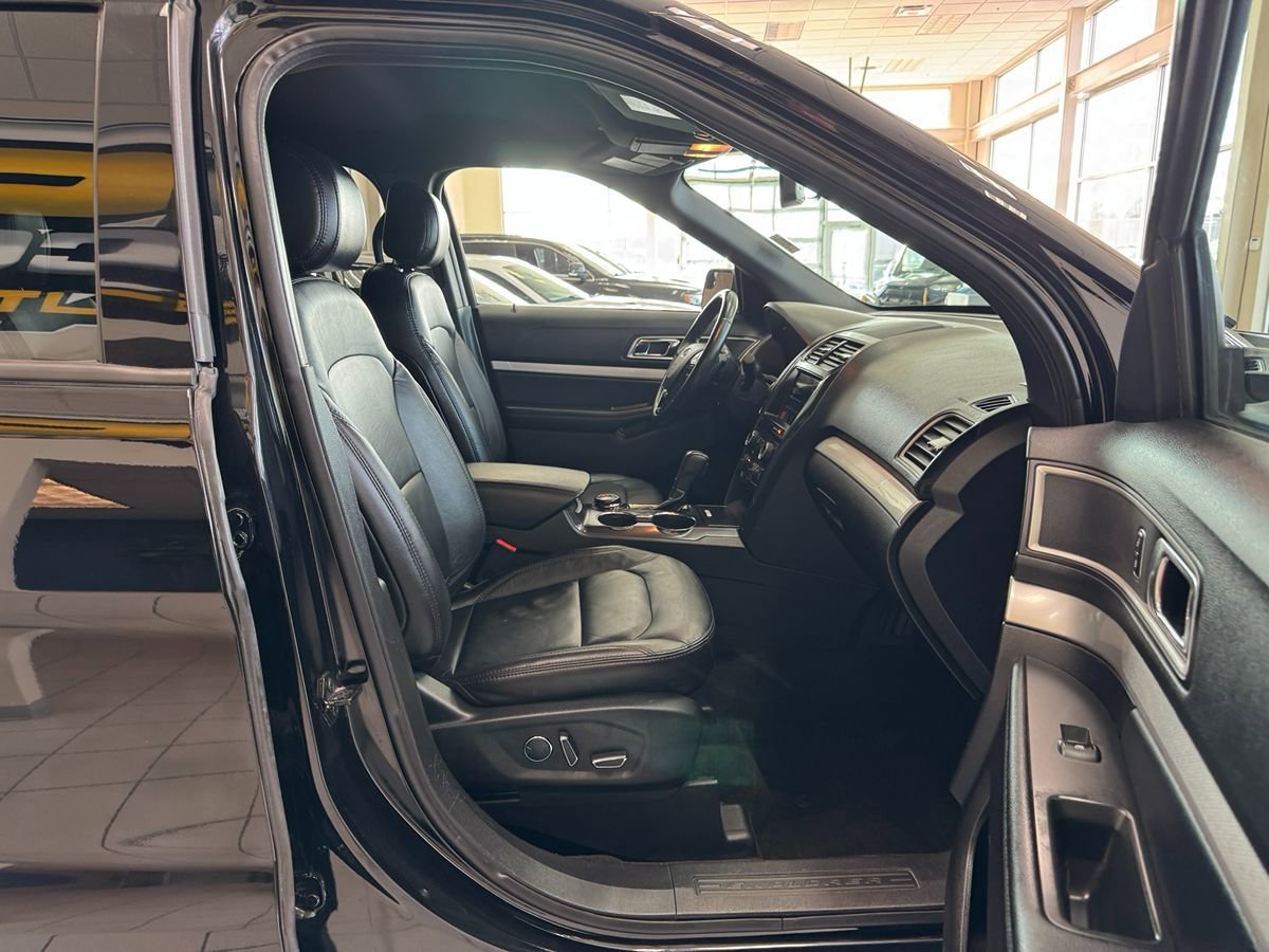 Used 2017 Ford Explorer XLT w/ Equipment Group 202A AWD/4WD image 16