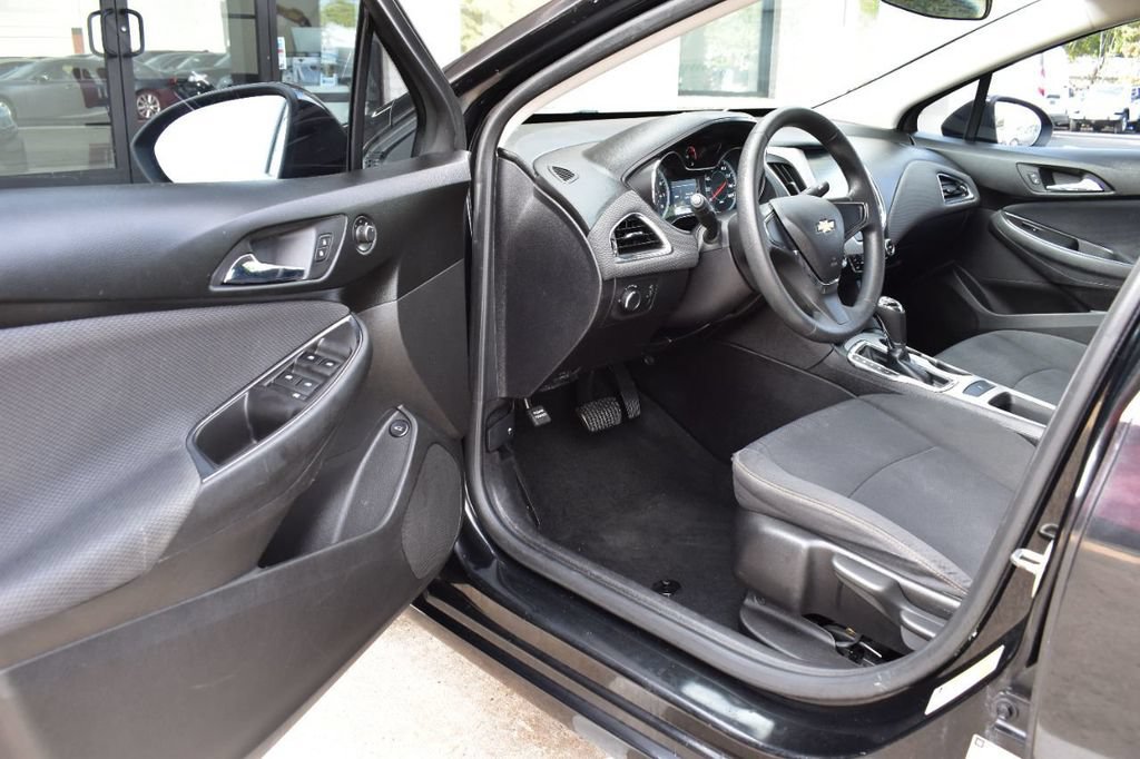 Used 2017 Chevrolet Cruze LS FWD image 15