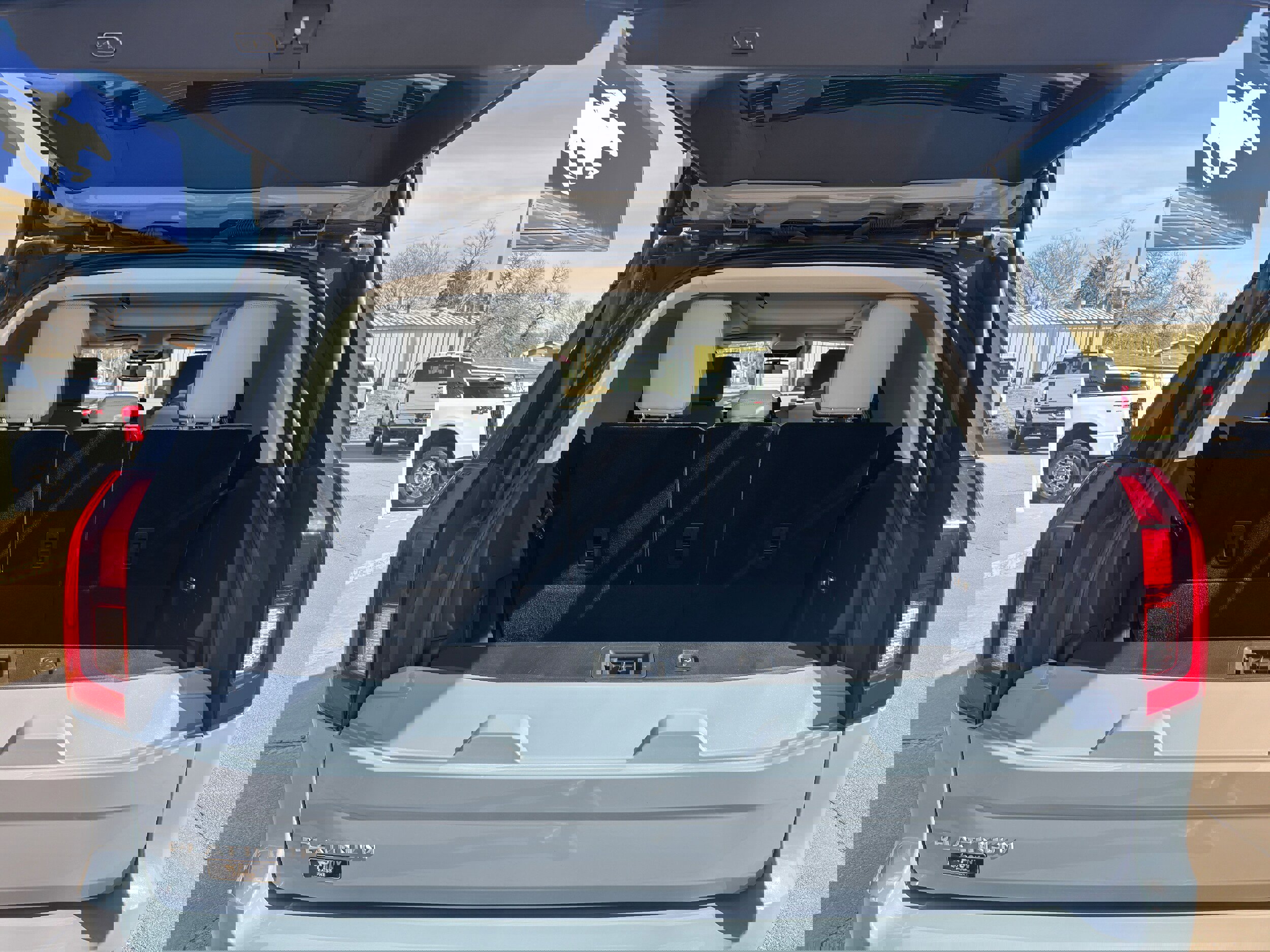 Used 2025 Ford Expedition Platinum w/ Driver's Package image 4