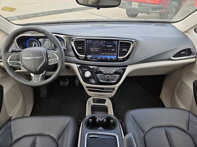 Used 2024 Chrysler Pacifica Touring-L image 14