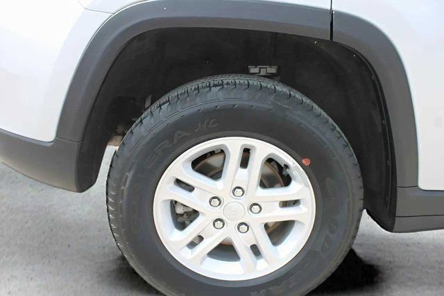 Used 2023 Jeep Grand Cherokee Laredo image 32