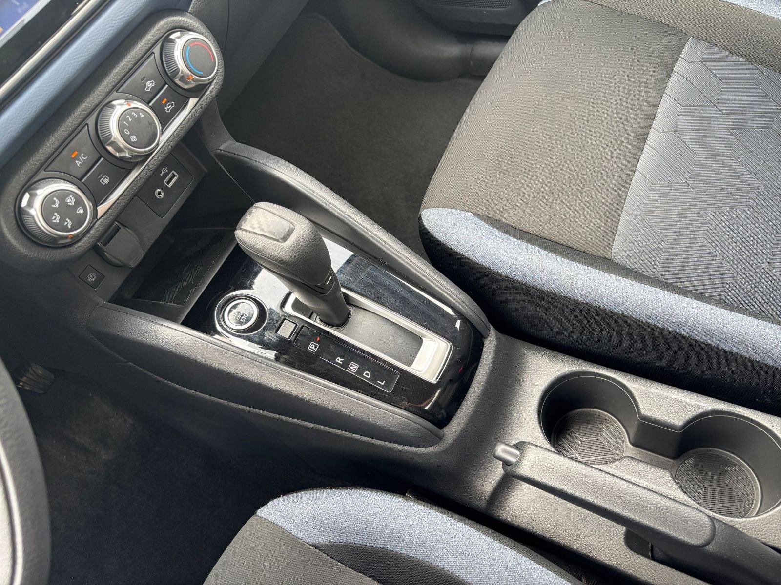 Used 2025 Nissan Versa SV image 39