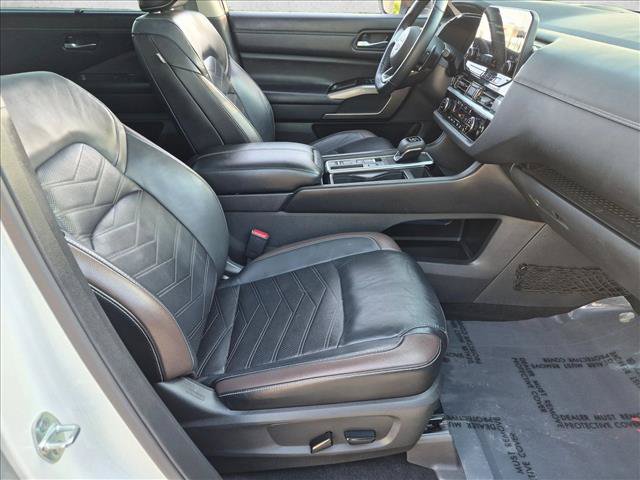 Used 2022 Nissan Pathfinder Platinum w/ Cargo Package FWD image 21