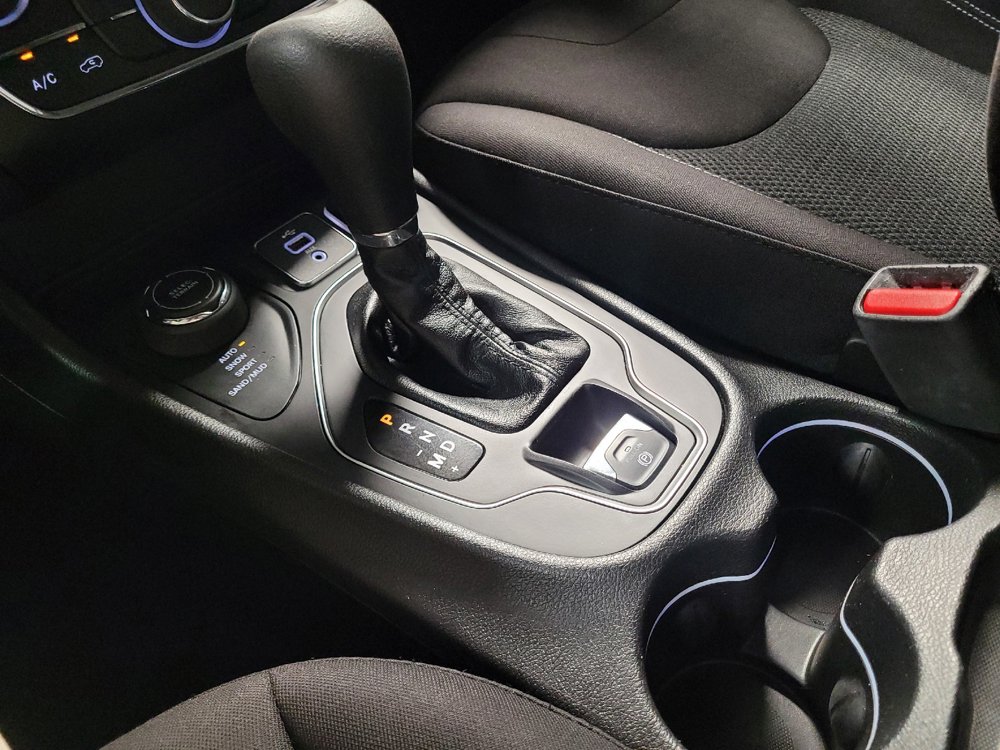 Used 2019 Jeep Cherokee Latitude w/ Popular Appearance Group AWD/4WD image 26