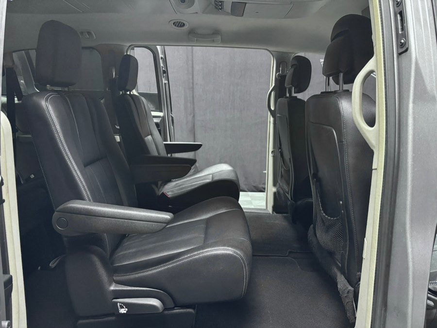 Used 2016 Chrysler Town & Country Touring w/ Driver Convenience Group image 26