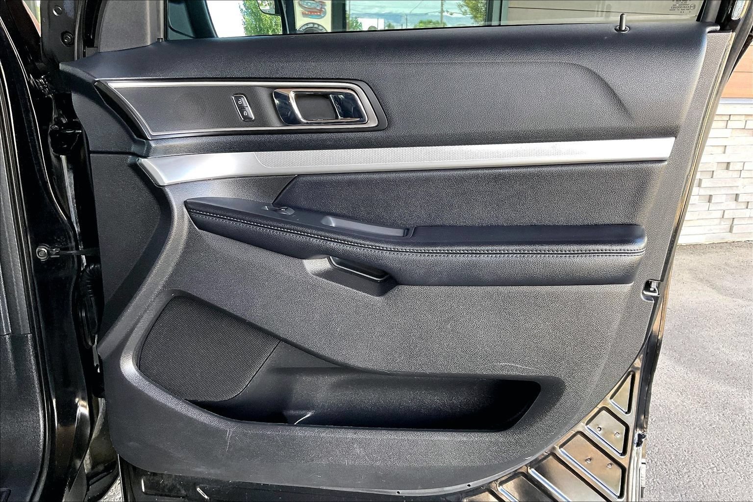 Used 2016 Ford Explorer XLT w/ Equipment Group 202A FWD image 24
