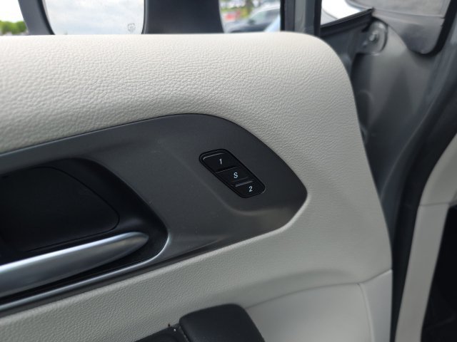 Used 2023 Chrysler Pacifica Touring-L FWD image 11