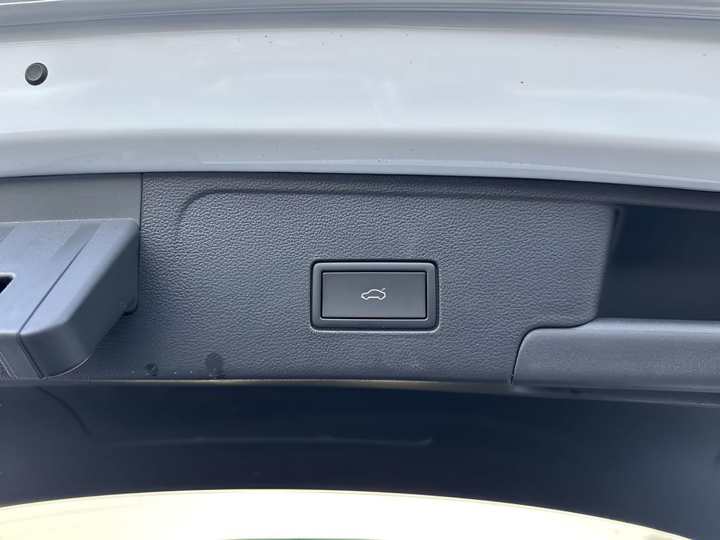 Used 2025 Volkswagen Atlas Cross Sport SE image 28