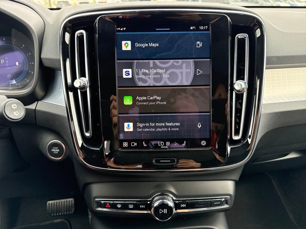 Used 2025 Volvo XC40 B5 Core image 24