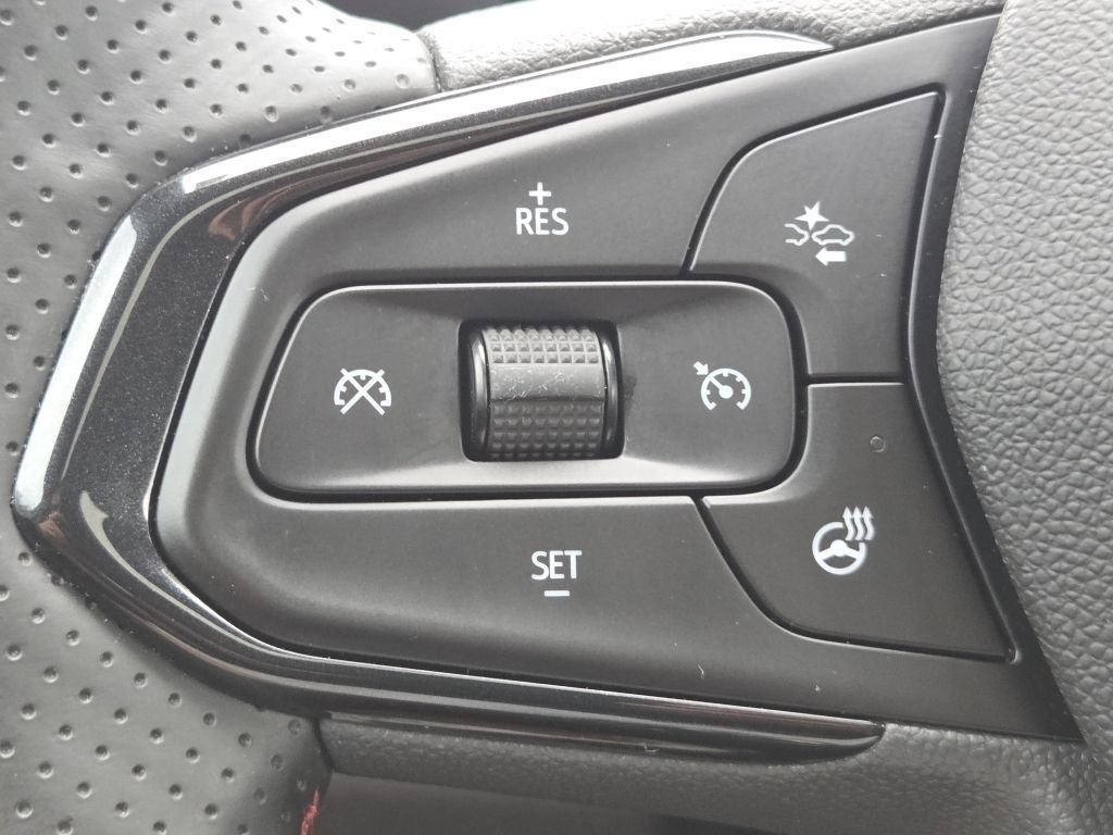 Used 2025 Chevrolet Trax RS w/ Sunroof Package FWD image 11