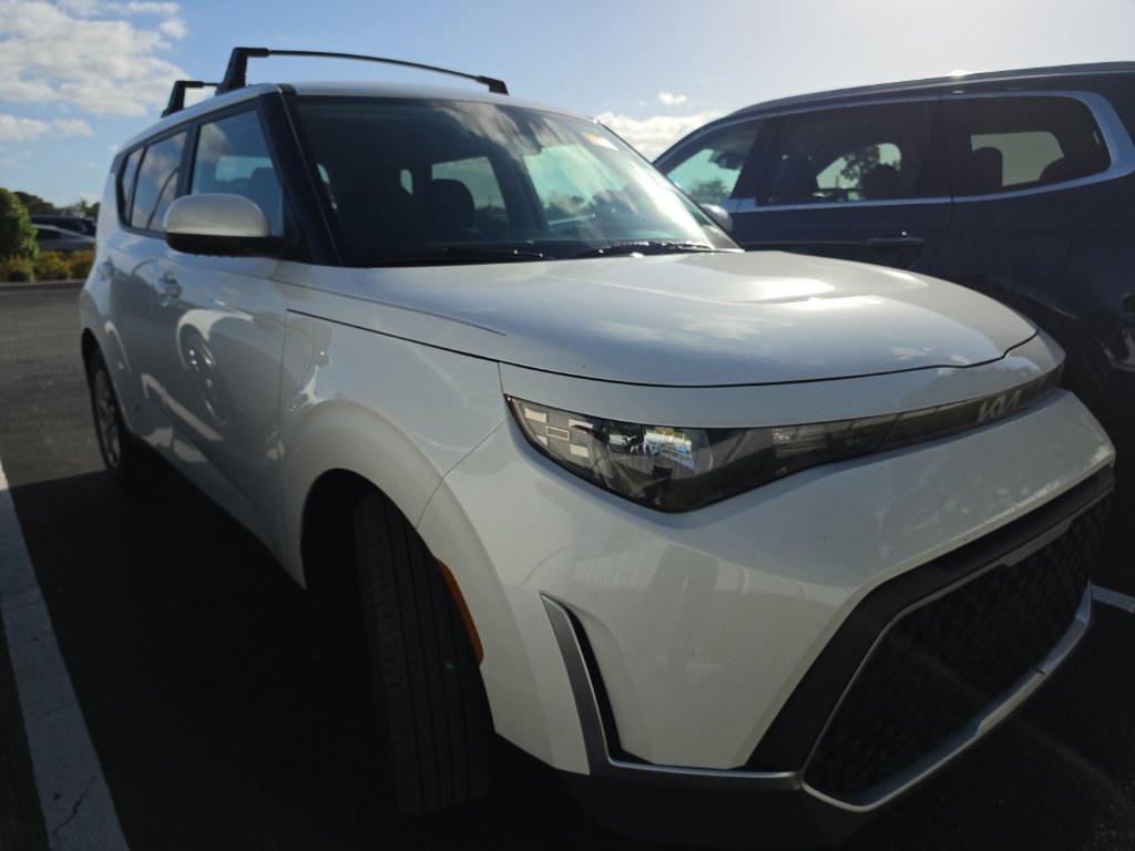 Certified 2023 Kia Soul LX w/ LX Technology Package FWD image 3
