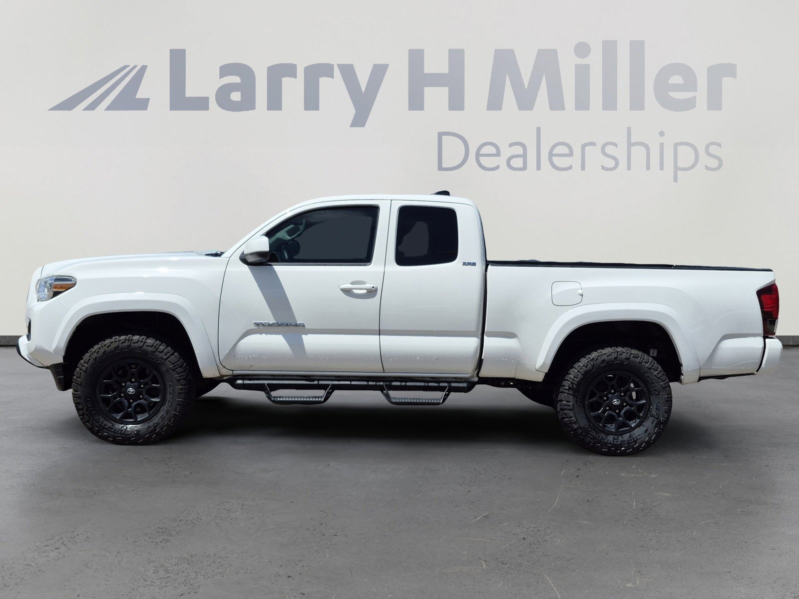 Certified 2021 Toyota Tacoma SR5 AWD/4WD image 2