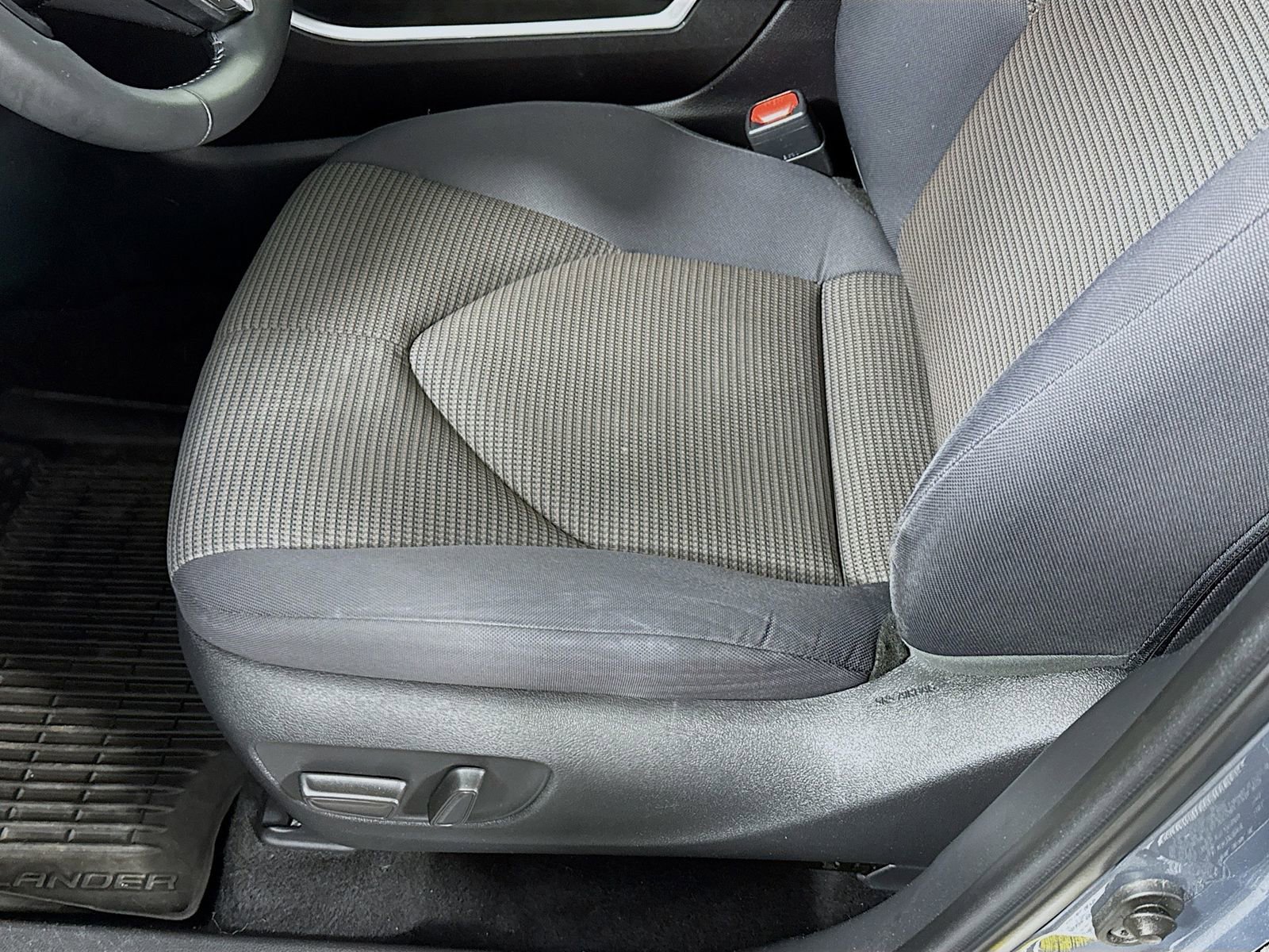 Used 2022 Toyota Highlander LE AWD/4WD image 17