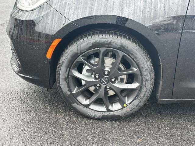 New 2026 Chrysler Pacifica Limited image 12