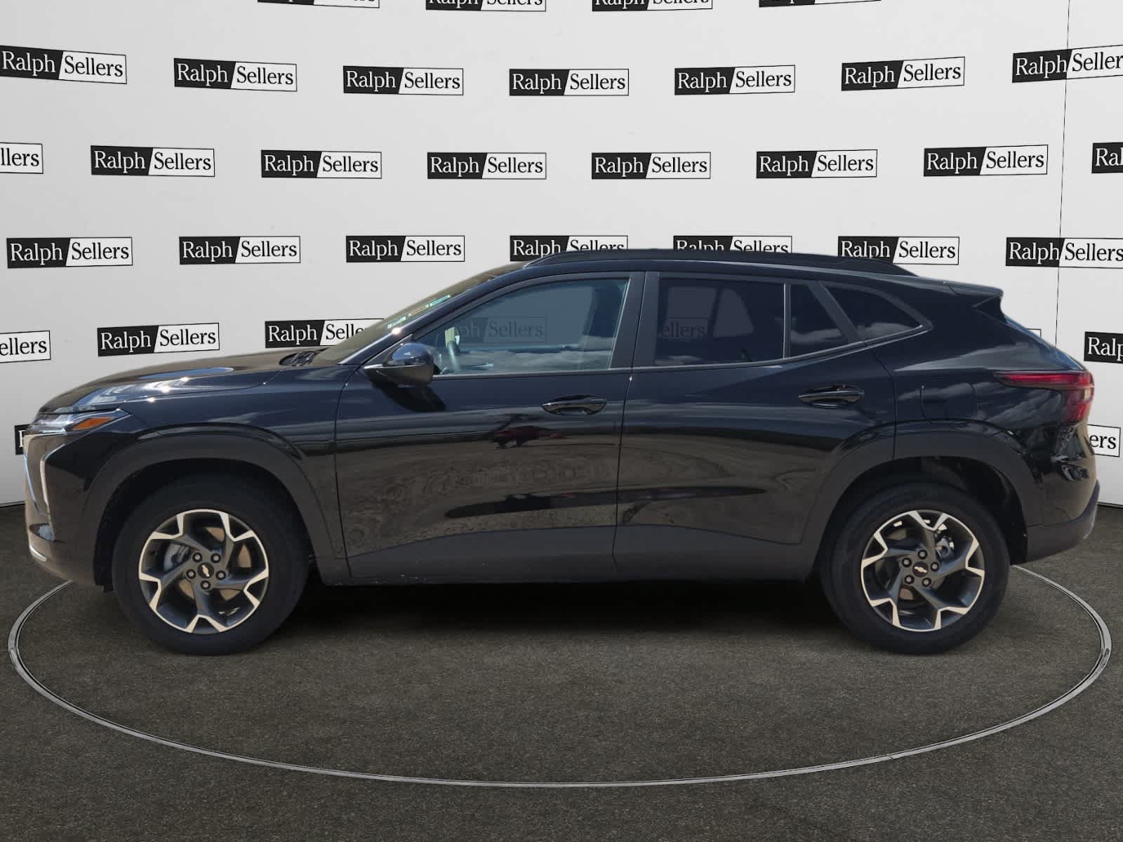 Used 2025 Chevrolet Trax LT FWD image 3