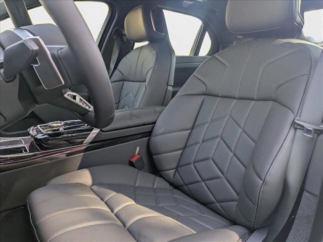 New 2026 BMW 750e xDrive w/ Premium Package image 4