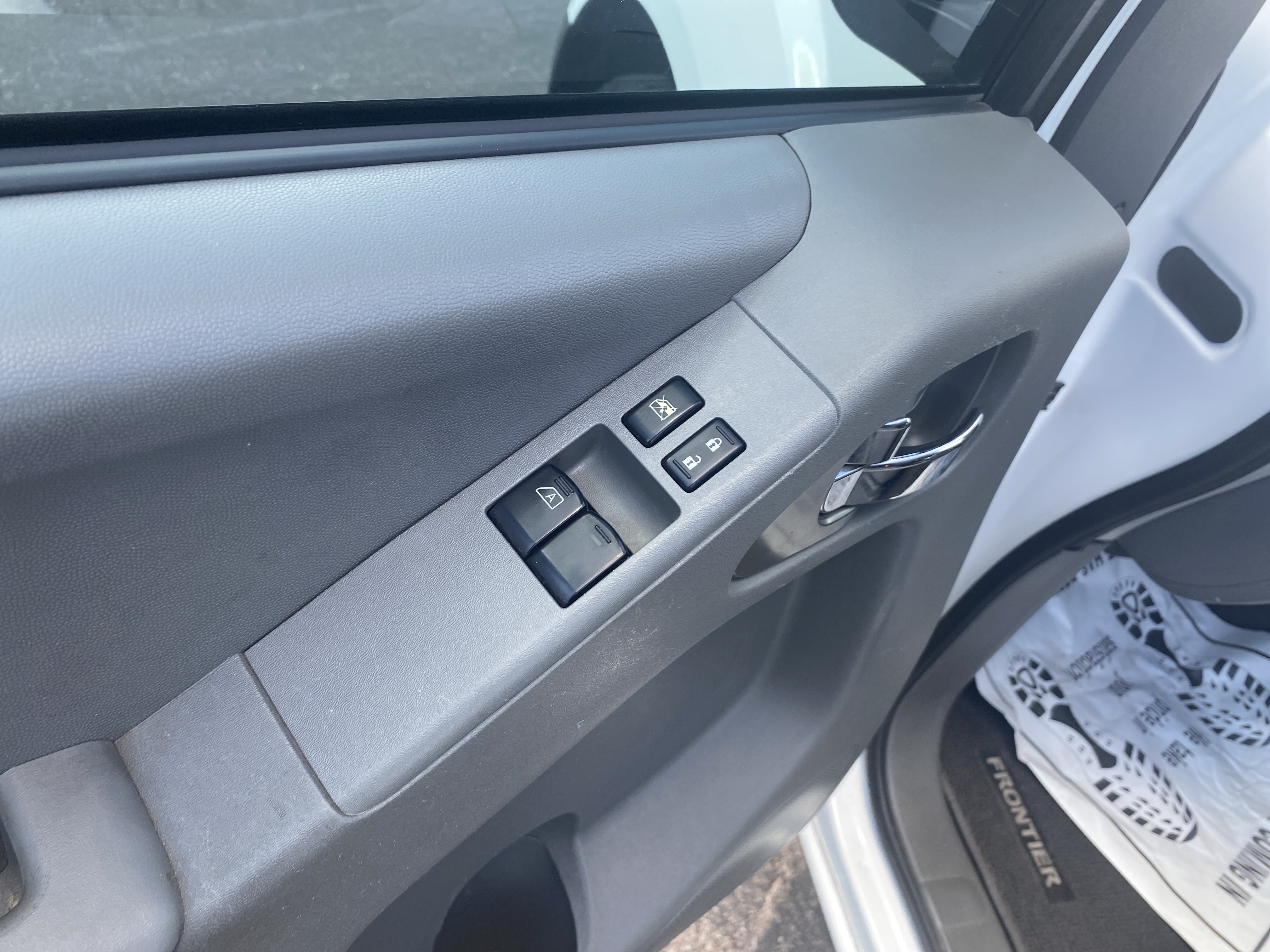 Used 2020 Nissan Frontier S RWD image 16
