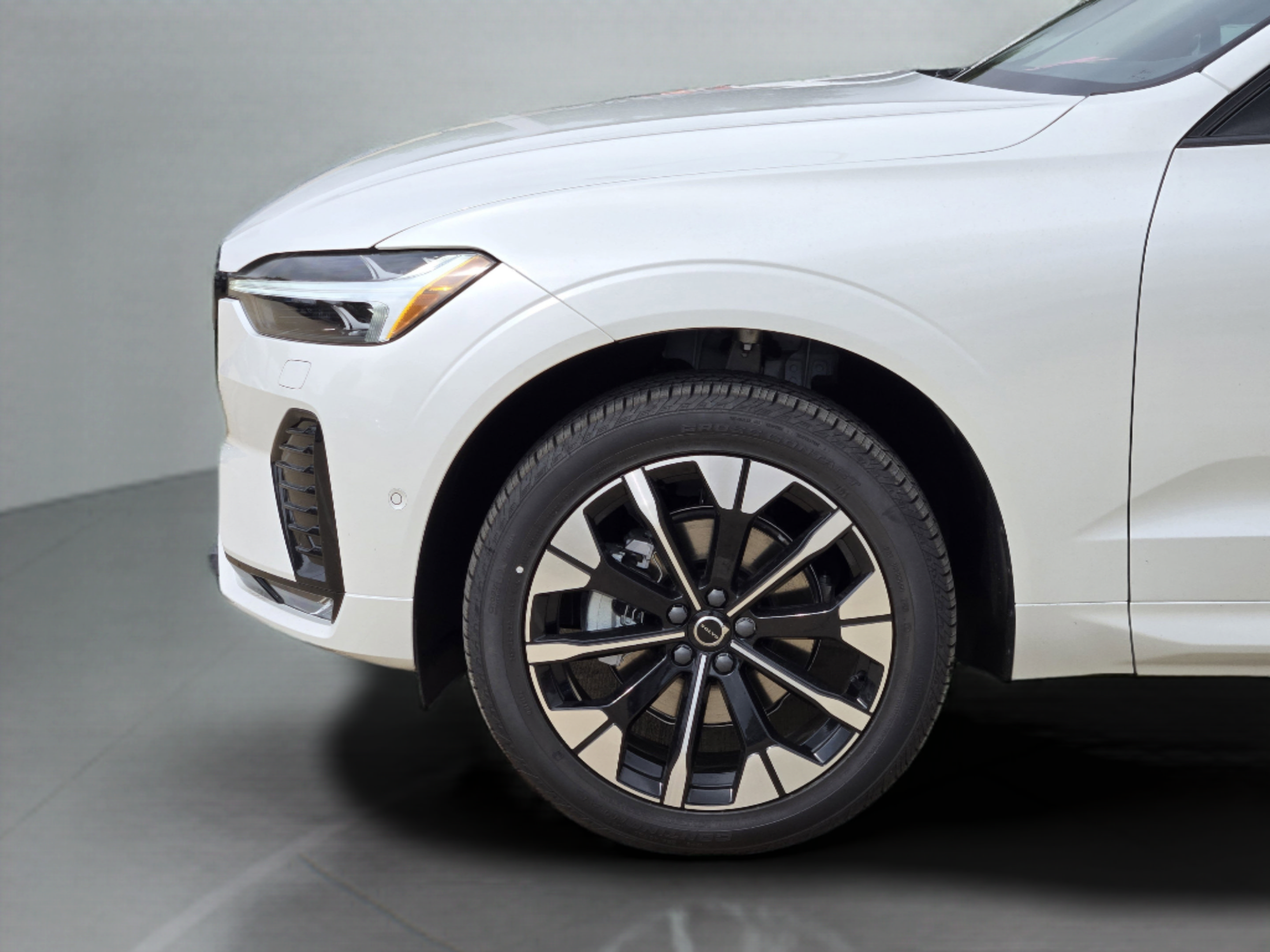 New 2026 Volvo XC60 B5 Plus w/ Protection Package Premier AWD/4WD image 27