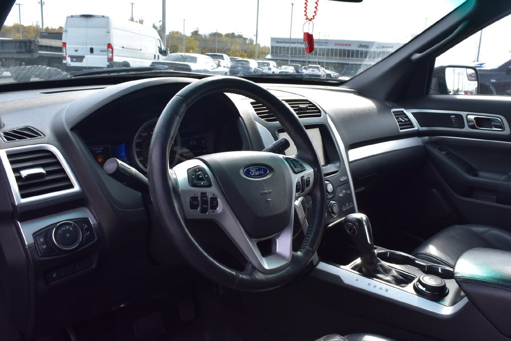 Used 2015 Ford Explorer XLT w/ Equipment Group 202A AWD/4WD image 12