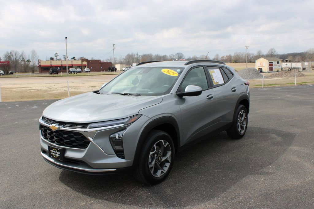 Used 2025 Chevrolet Trax LT image 4