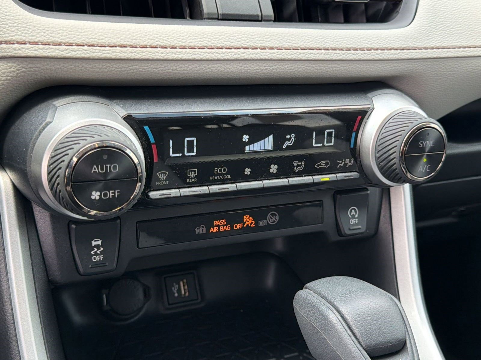 Used 2025 Toyota RAV4 XLE w/ Convenience Package FWD image 26