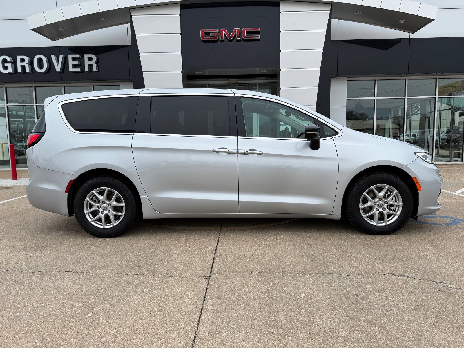 Used 2024 Chrysler Pacifica Touring-L image 3