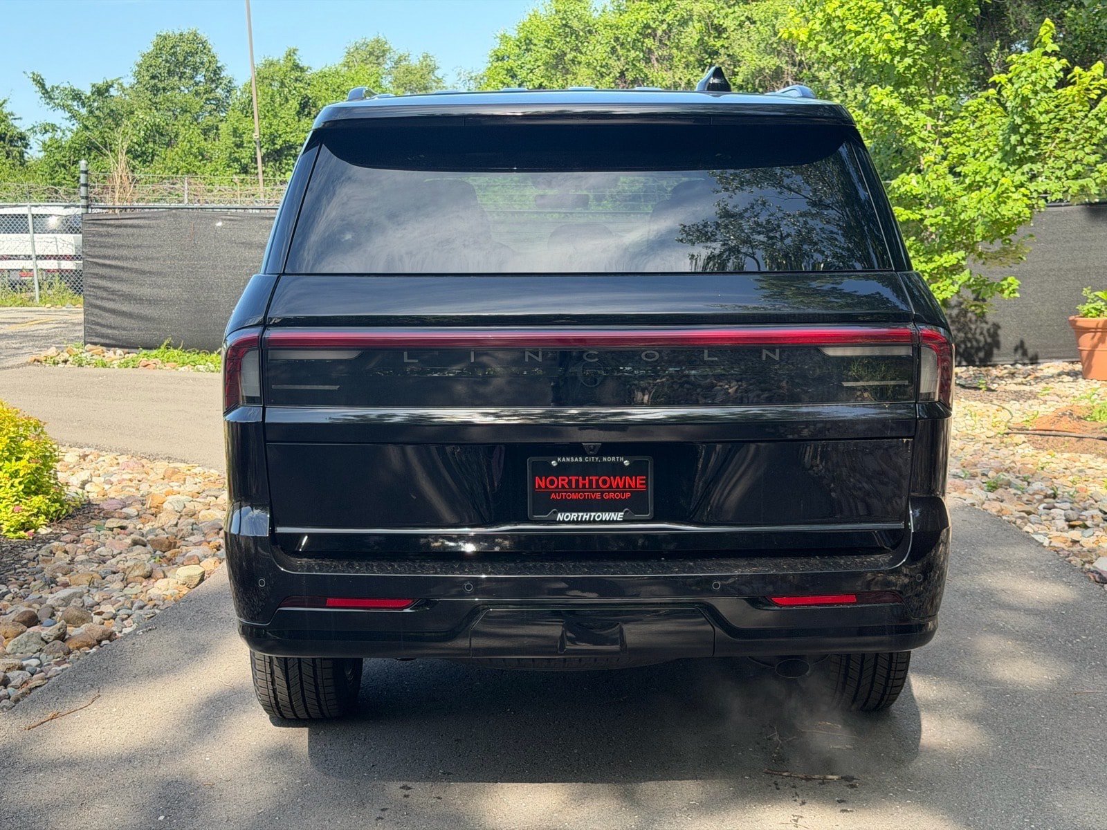 New 2026 Lincoln Navigator Reserve w/ Jet Appearance Package AWD/4WD image 4