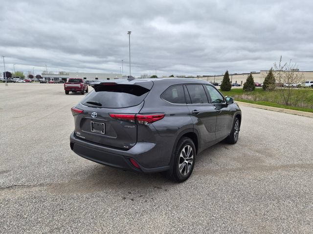 Used 2022 Toyota Highlander XLE AWD/4WD image 5