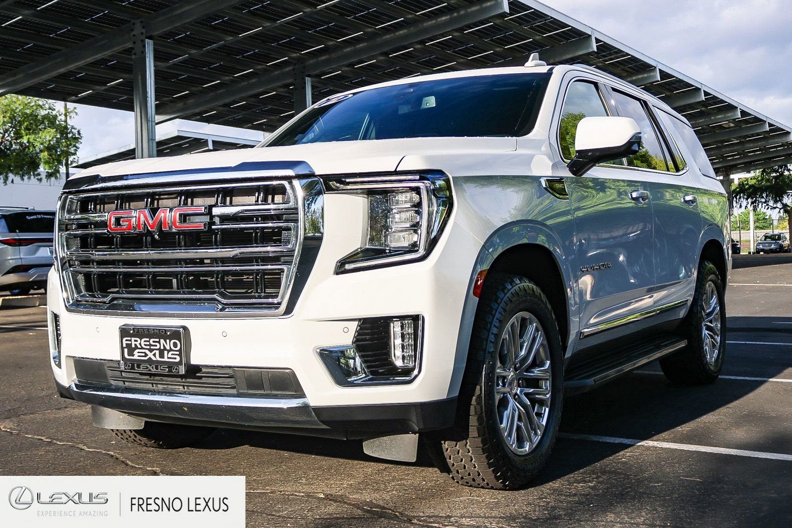 Used 2022 GMC Yukon SLT w/ SLT Premium Package image 3