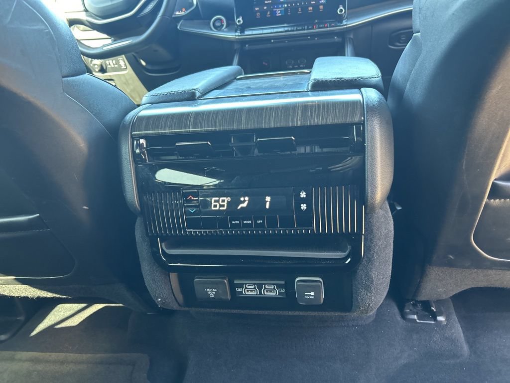 Used 2023 Jeep Wagoneer L Series II AWD/4WD image 10