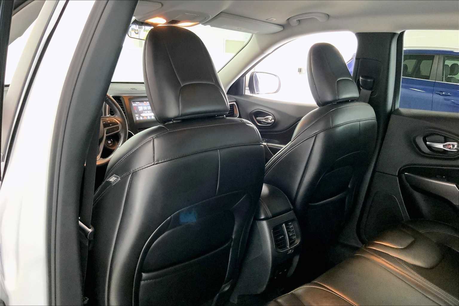 Used 2019 Jeep Cherokee Latitude Plus w/ Cold Weather Group image 11