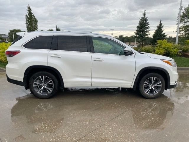 Used 2016 Toyota Highlander XLE AWD/4WD image 2
