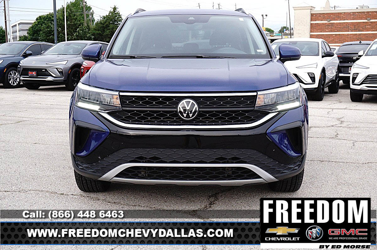 Used 2024 Volkswagen Taos SE FWD image 2