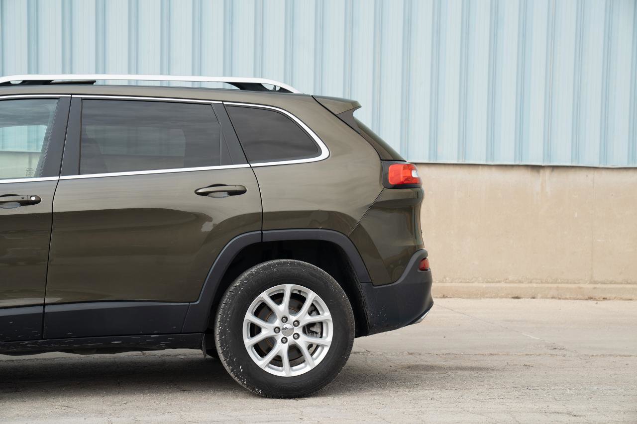 Used 2016 Jeep Cherokee Latitude w/ Comfort/Convenience Group AWD/4WD image 8