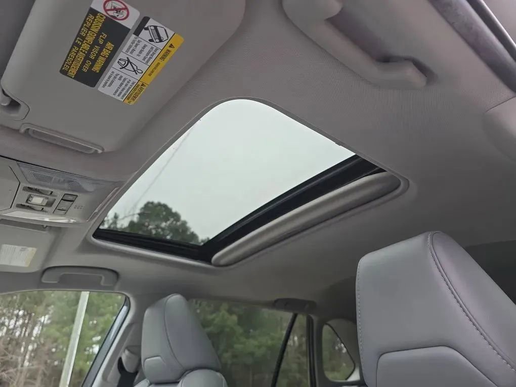 Used 2021 Toyota RAV4 XLE Premium image 17