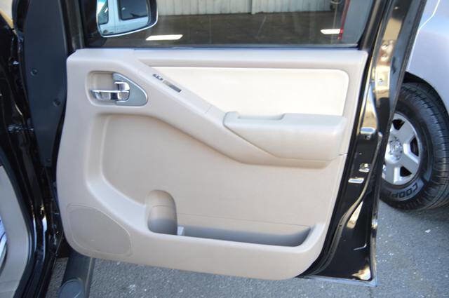 Used 2012 Nissan Frontier SL w/ Moonroof Pkg image 30