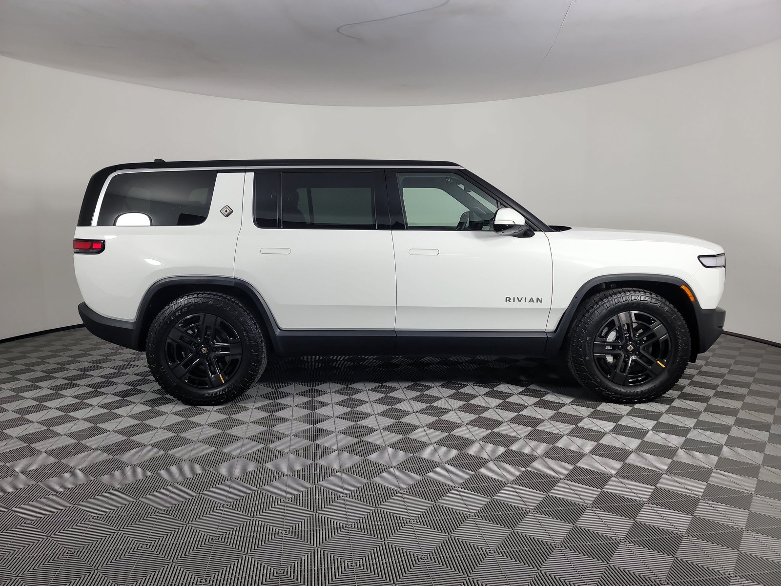 Used 2024 Rivian R1S Adventure AWD/4WD image 6