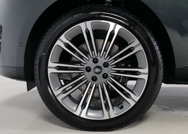 New 2025 Land Rover Range Rover Long Wheelbase SE image 9