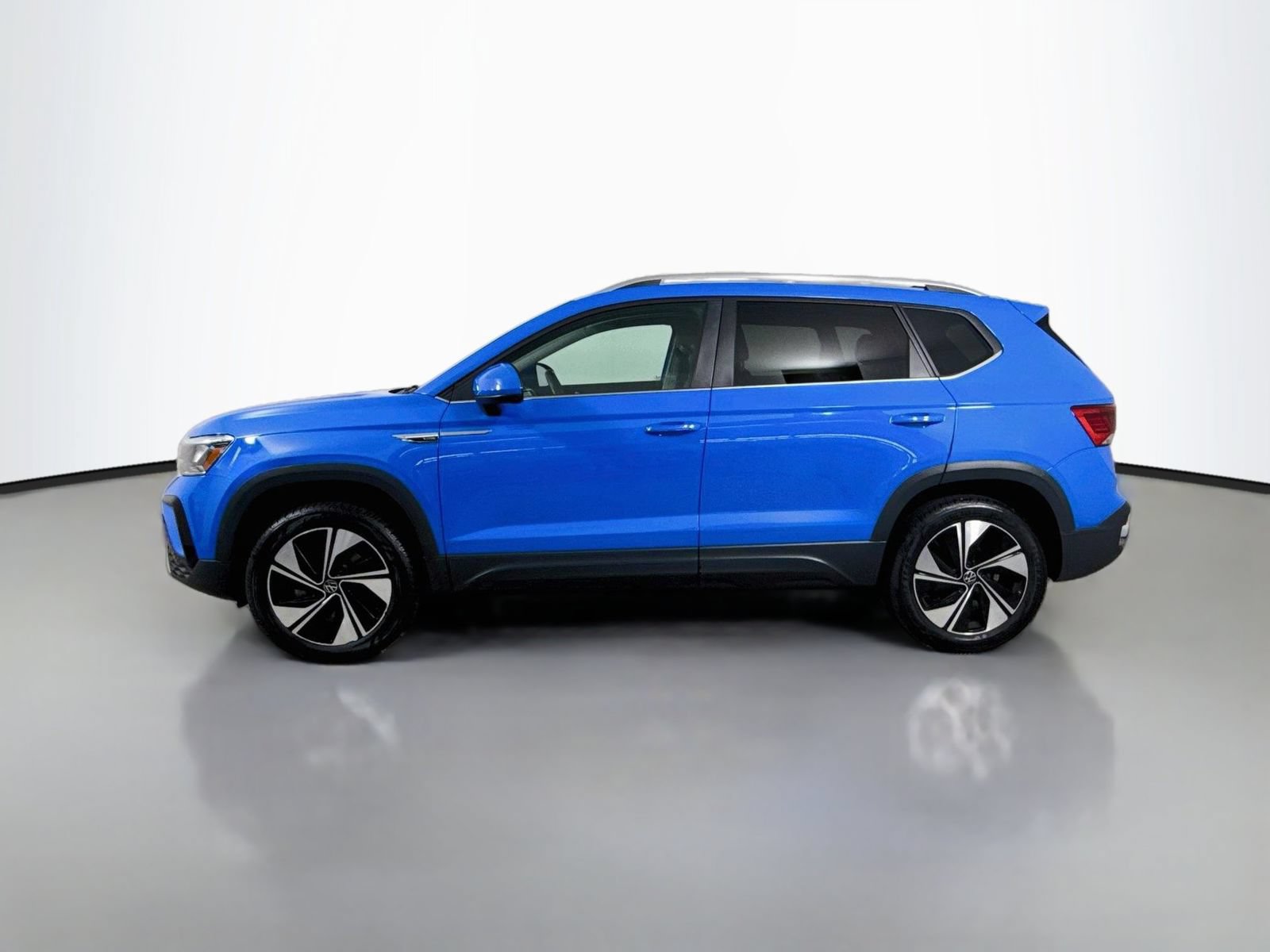 Certified 2023 Volkswagen Taos SE w/ Panoramic Sunroof Package AWD/4WD image 2