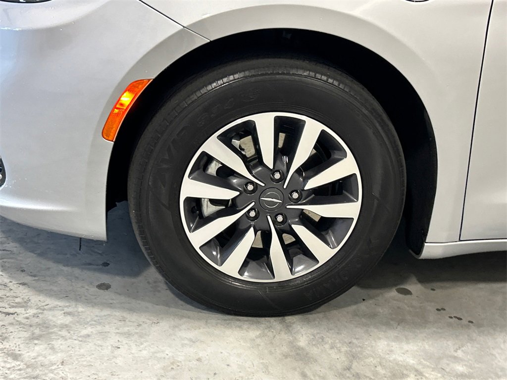 Used 2022 Chrysler Pacifica Touring-L image 11