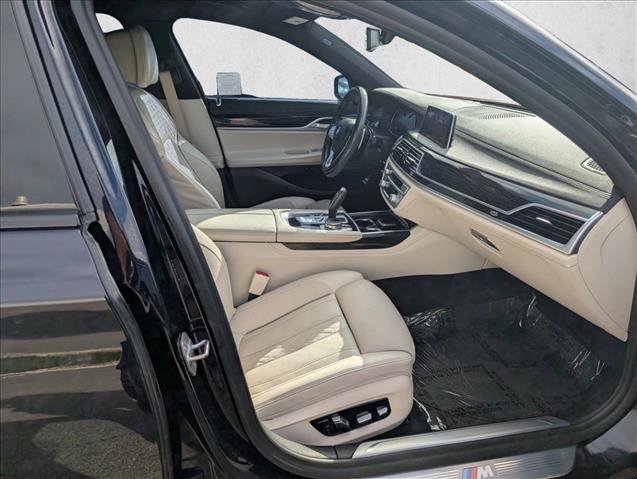 Used 2019 BMW 750i w/ M Sport Package RWD image 20