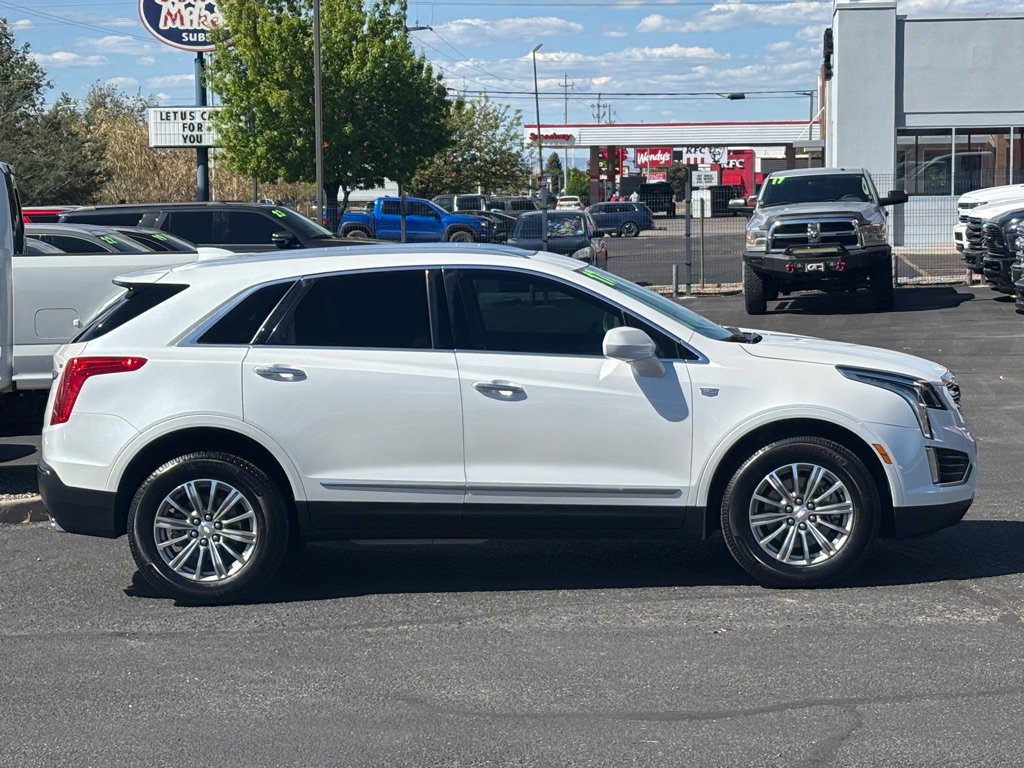 Used 2017 Cadillac XT5 Luxury w/ Driver Awareness Package FWD image 3