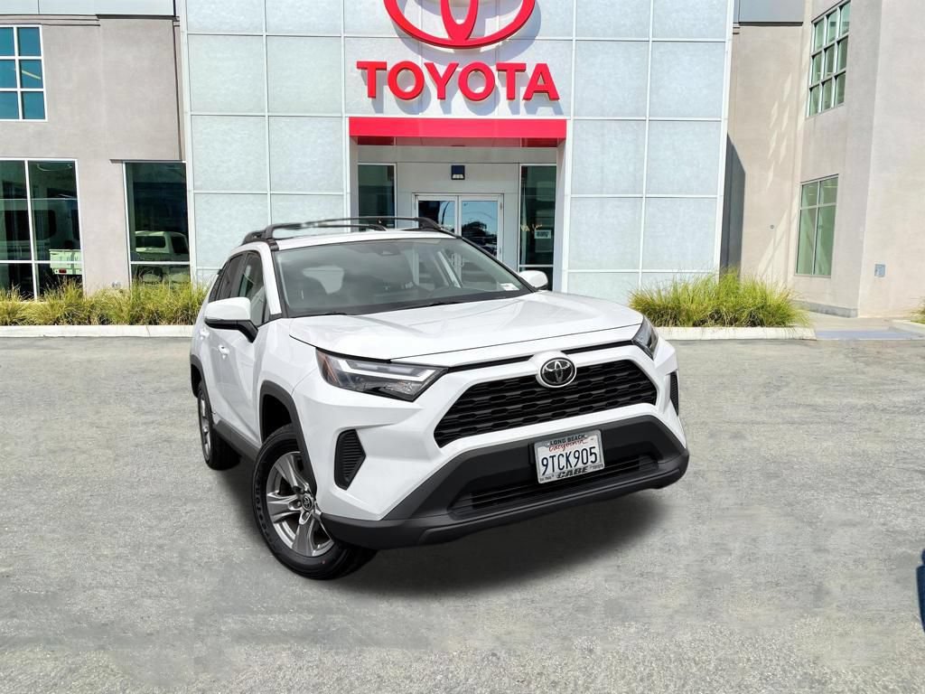 Used 2025 Toyota RAV4 XLE AWD/4WD image 2