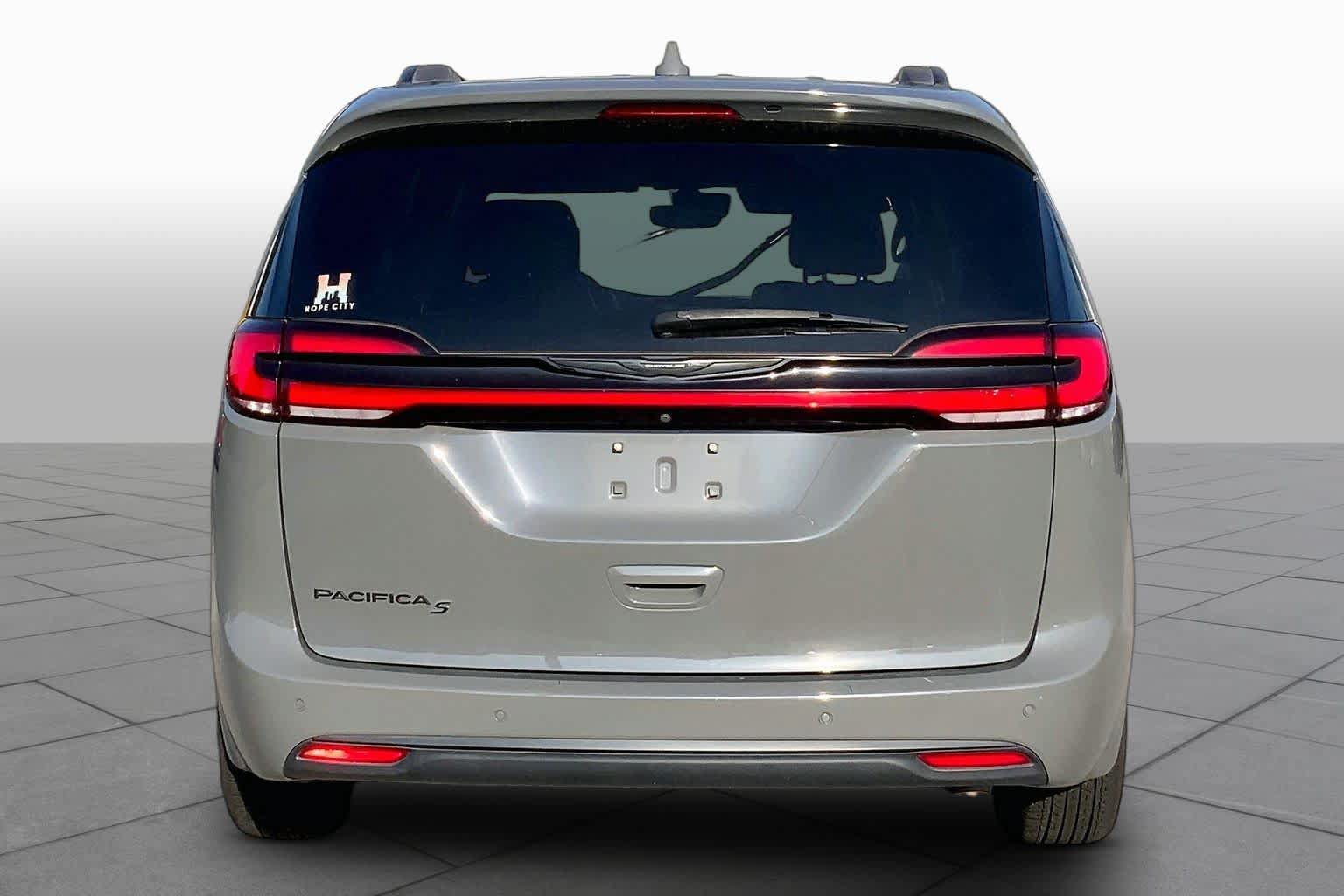 Used 2021 Chrysler Pacifica Touring-L w/ Uconnect Theater Family Group FWD image 5