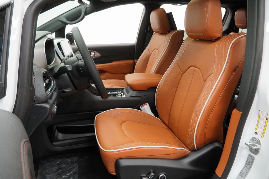 New 2026 Chrysler Pacifica Pinnacle image 17
