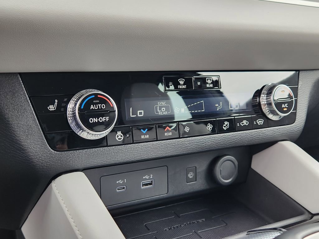 Used 2023 Mitsubishi Outlander 4WD Plug-In Hybrid image 10