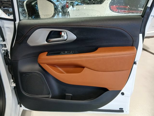 New 2026 Chrysler Pacifica Pinnacle AWD/4WD image 15