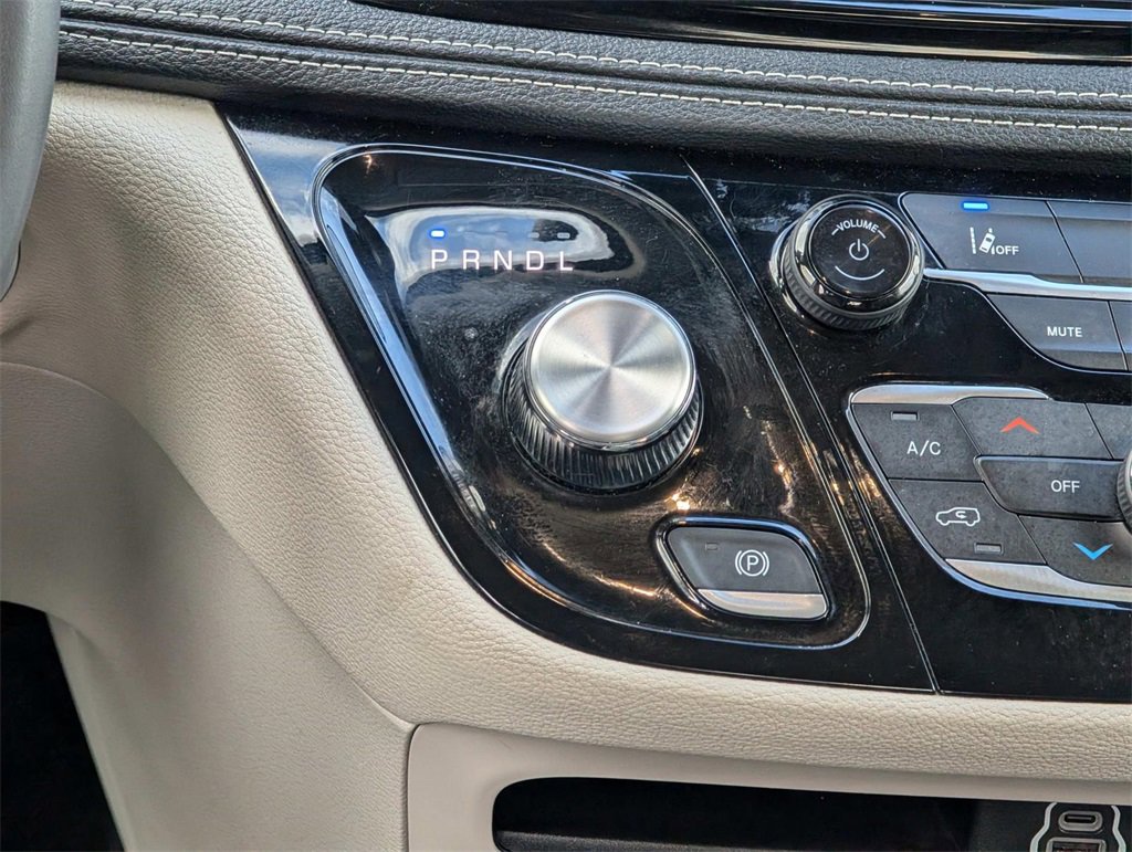 Used 2024 Chrysler Pacifica Select image 19